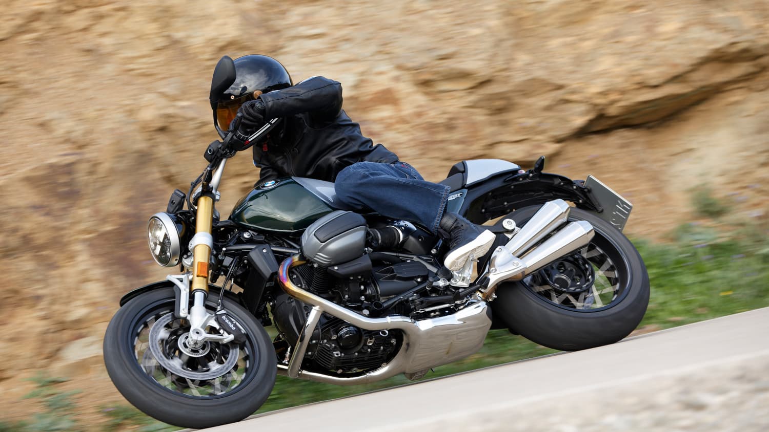 Seitenansicht einer fahrenden BMW R 12 Nine T