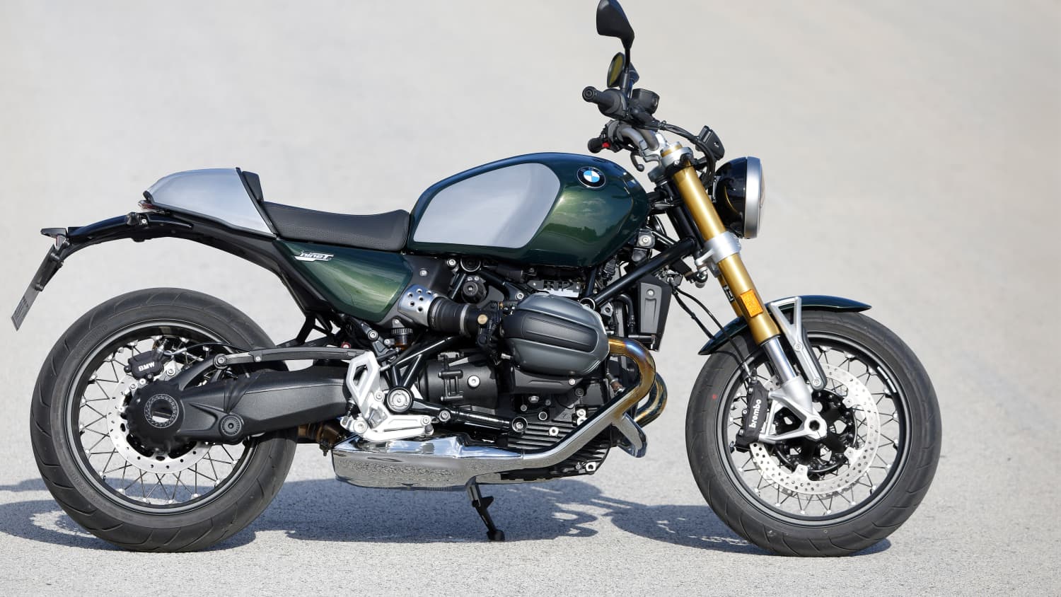 Seitenansicht einer stehenden BMW R 12 Nine T