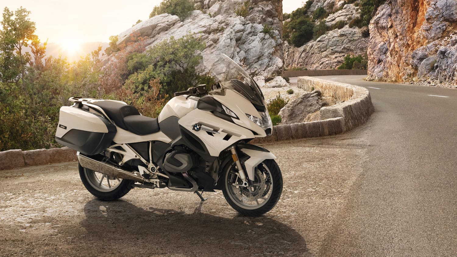 Seitenansicht einer stehenden BMW R 1250 RT