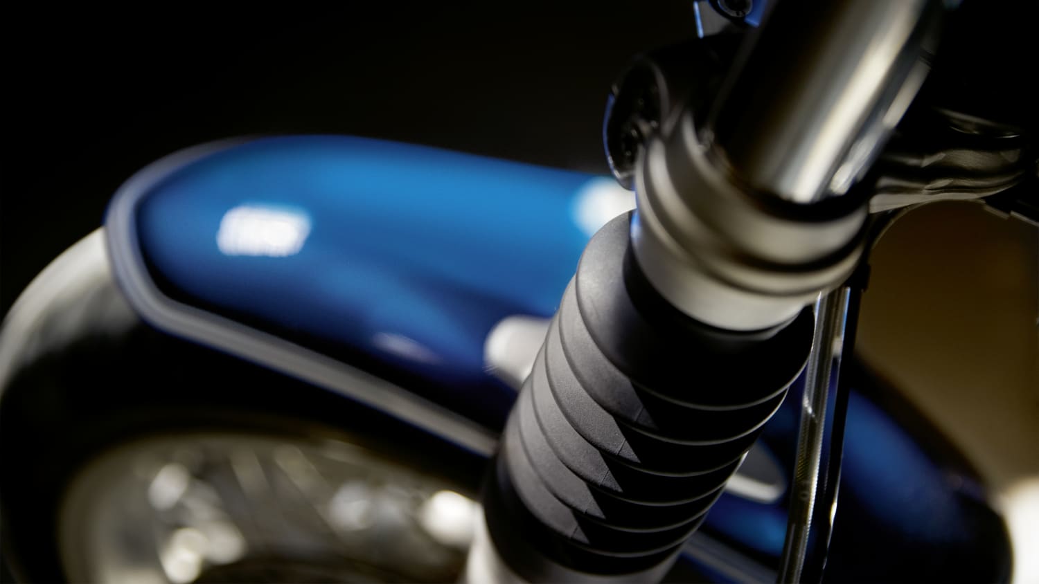 Blick auf die Gummi-Faltenbälge an den Gabelholmen der BMW R nineT /5
