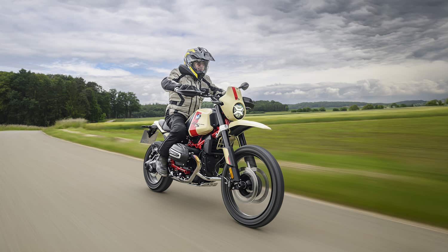 Die neue BMW R12 GS fahrend von vorne zu sehen