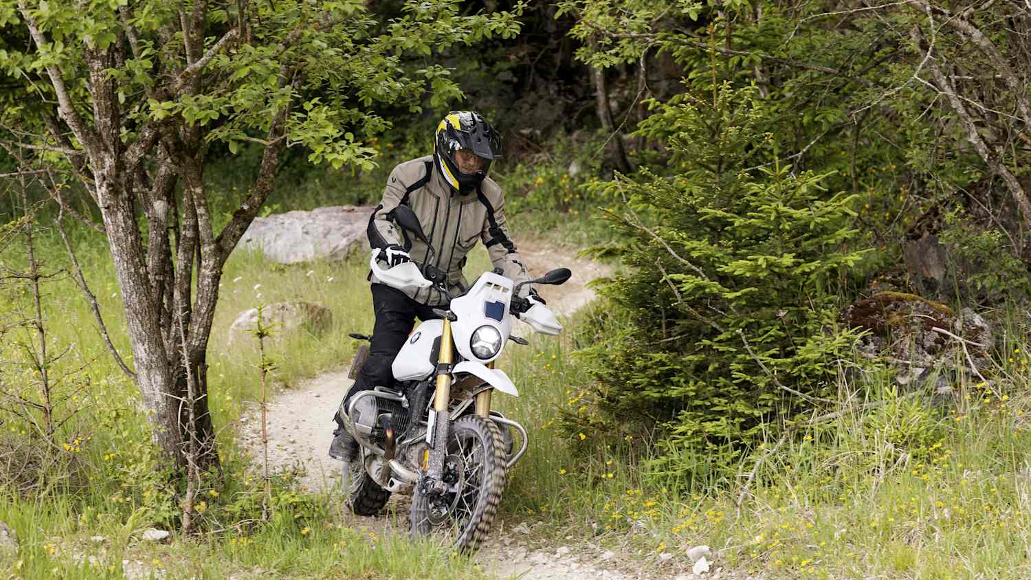 Die neue BMW R12 GS fahrend von vorne Offroad zu sehen