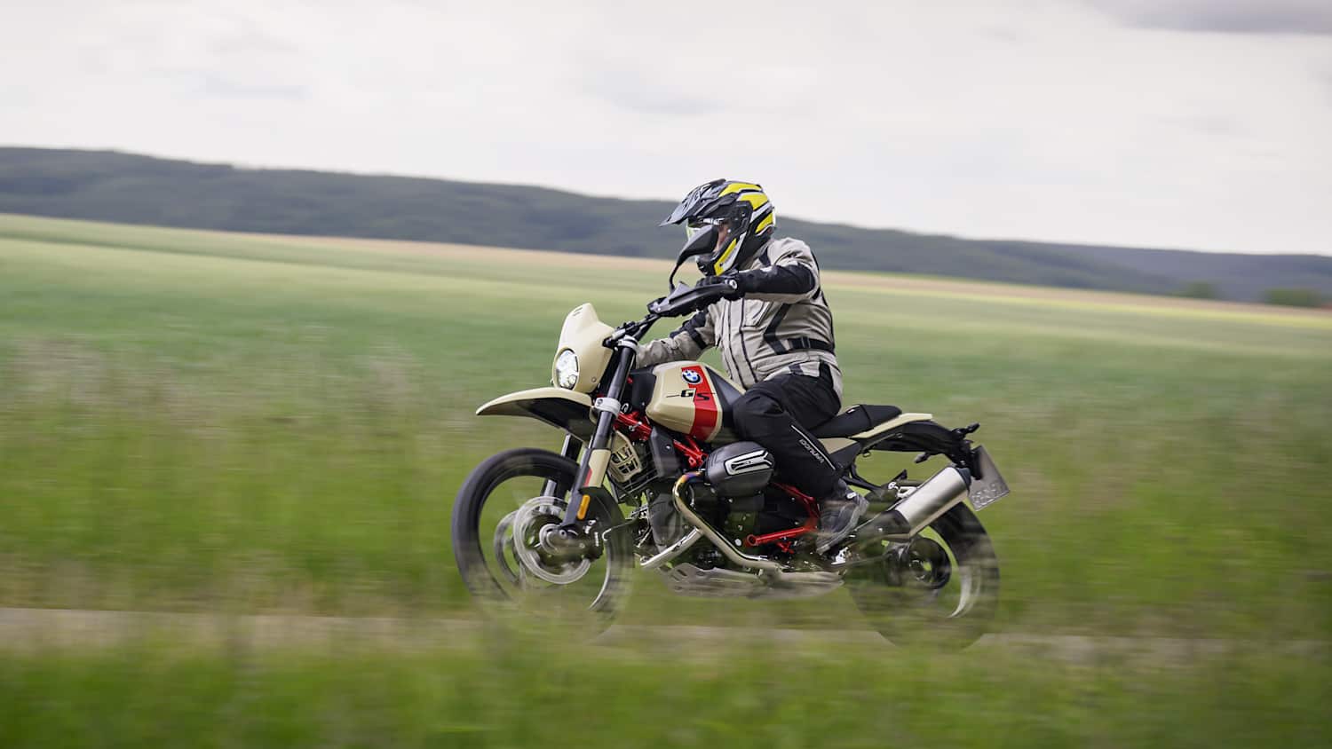 Die neue BMW R12 GS fahrend auf einer Landstraße zu sehen