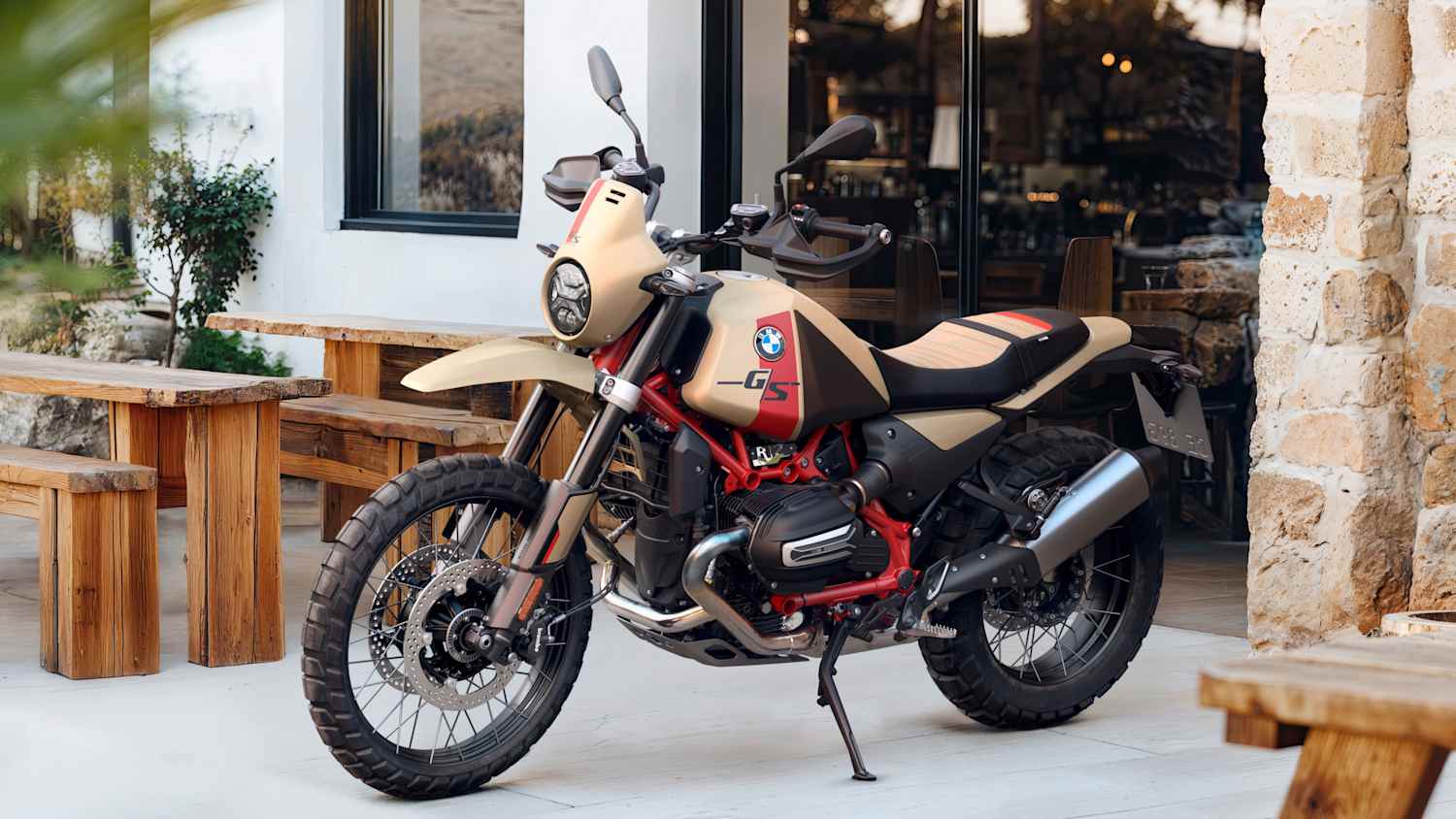 Die neue  BMW R12 GS im Studio steht zu Hause auf der Terrasse