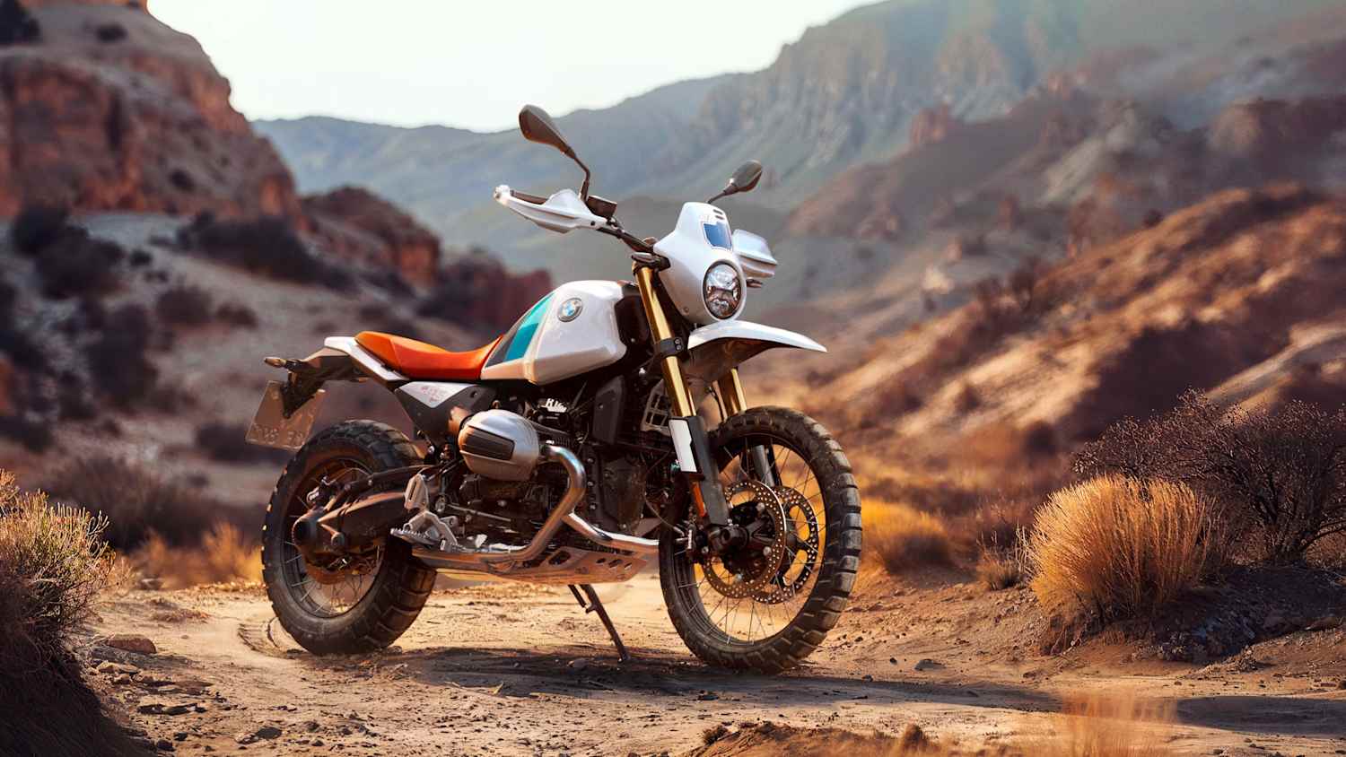 Die neue  BMW R12 GS steht im steinigen Gelände