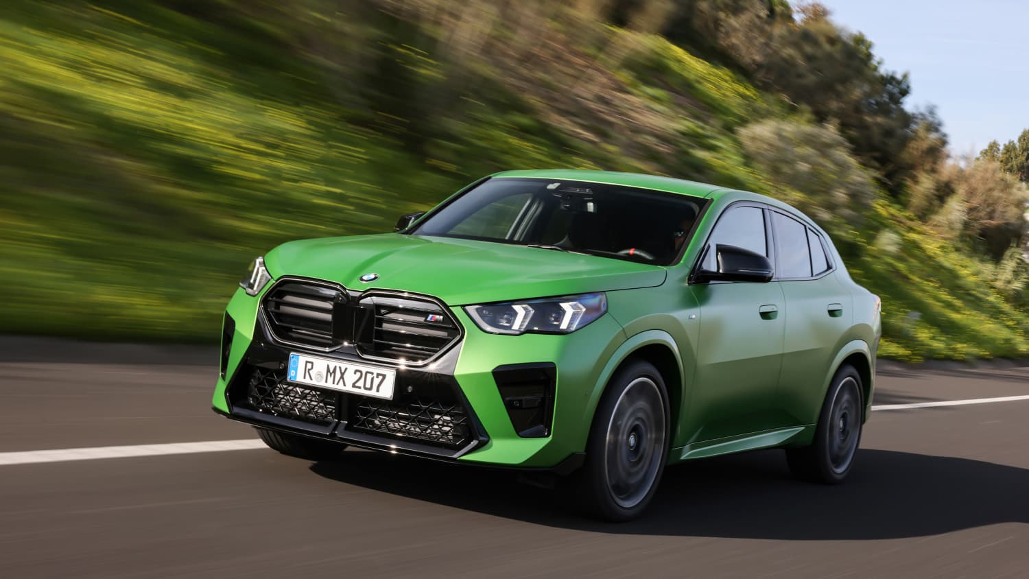 Frontansicht eines fahrenden BMW X2