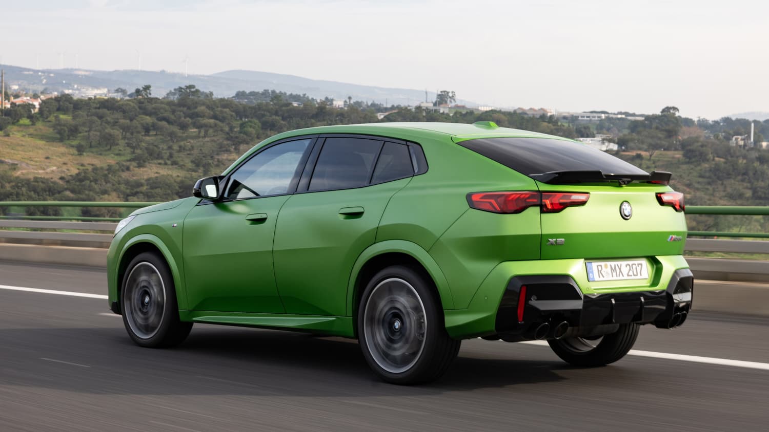 Heck und Seitenansicht eines fahrenden BMW X2