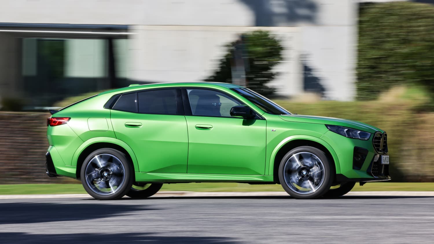 Seitenansicht eines fahrenden BMW X2