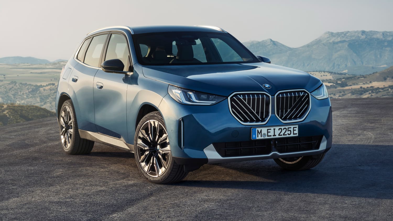 Frontansicht eines blauen BMW X3 30e xDrive