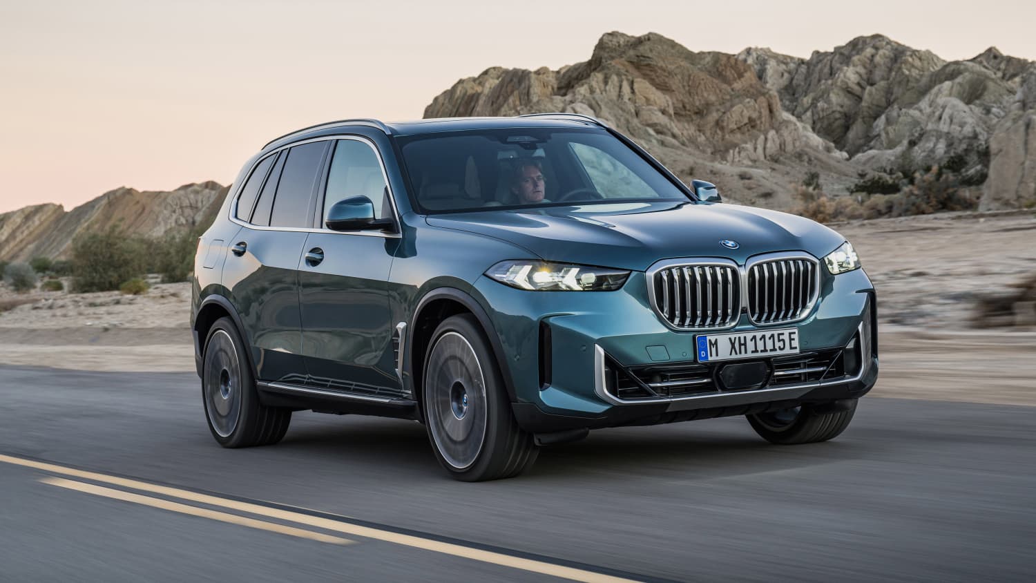 Front und Seitenansicht eines fahrenden BMW X5 nach Facelift