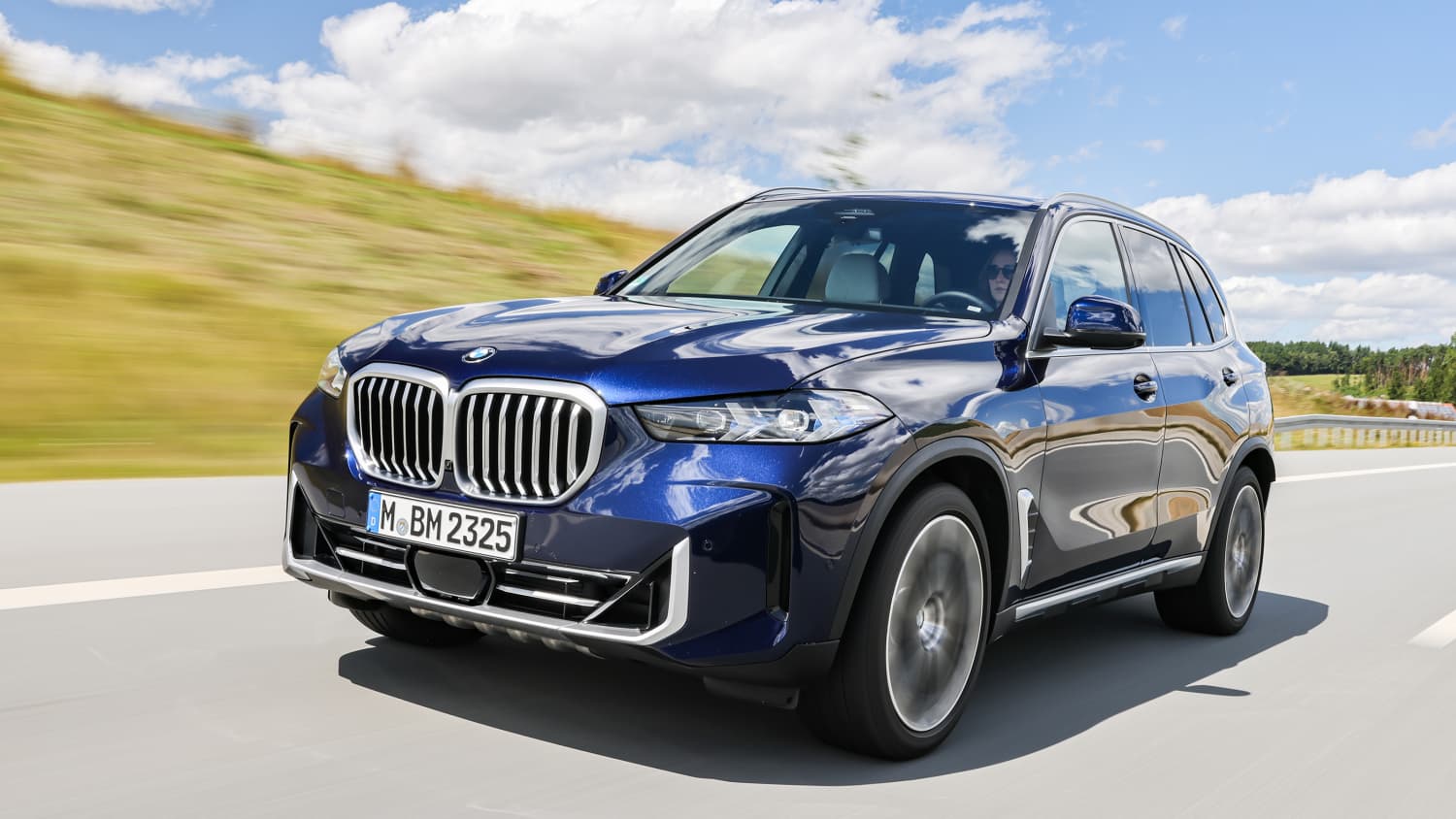 Der neue BMW X5 Faclift Mai 2024 frontal fahrend zu sehen