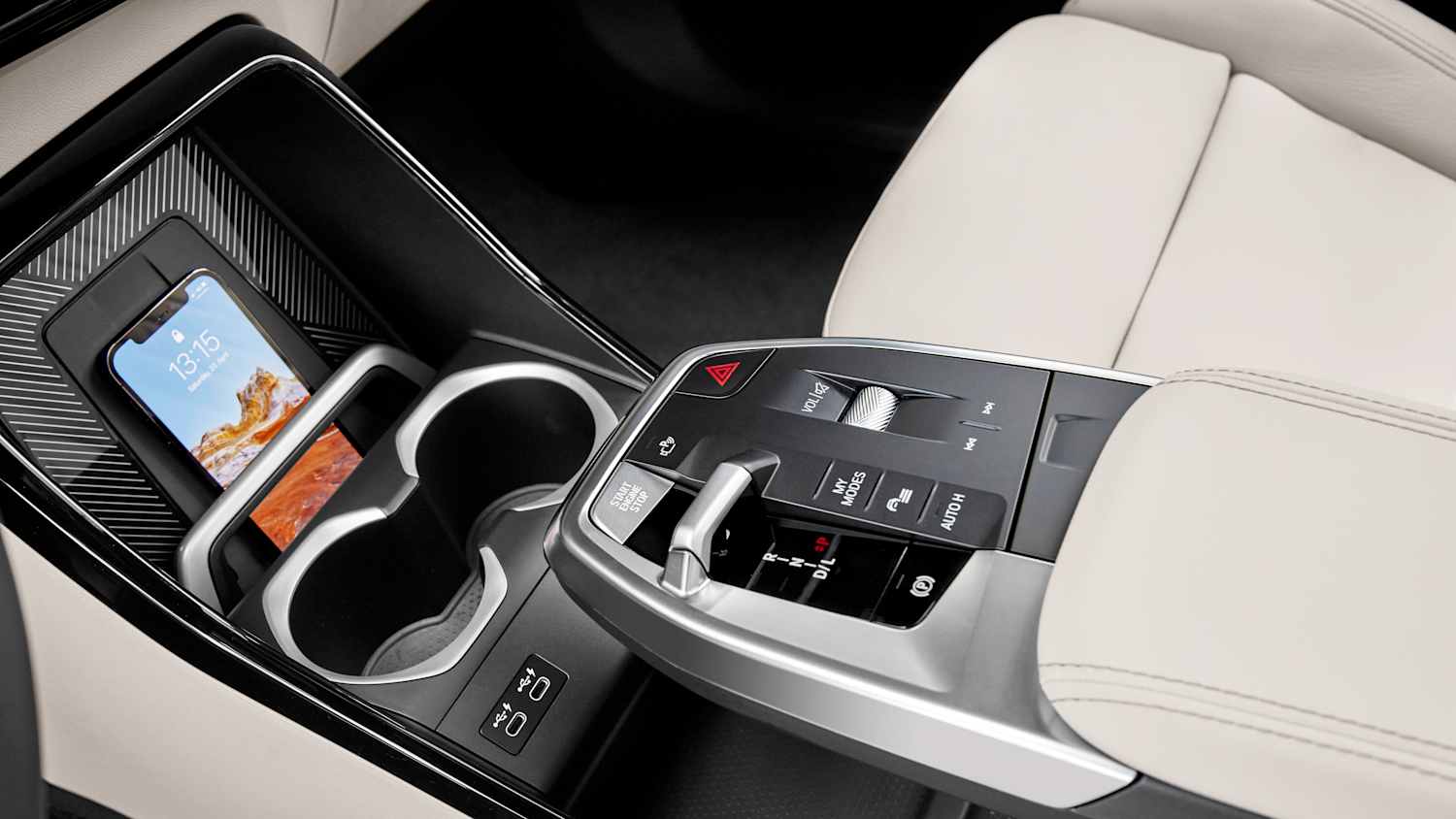 Die Schaltung und die Kaffeebecherhalterung des BMW X1 bei der Vorstellung der 3. Generation