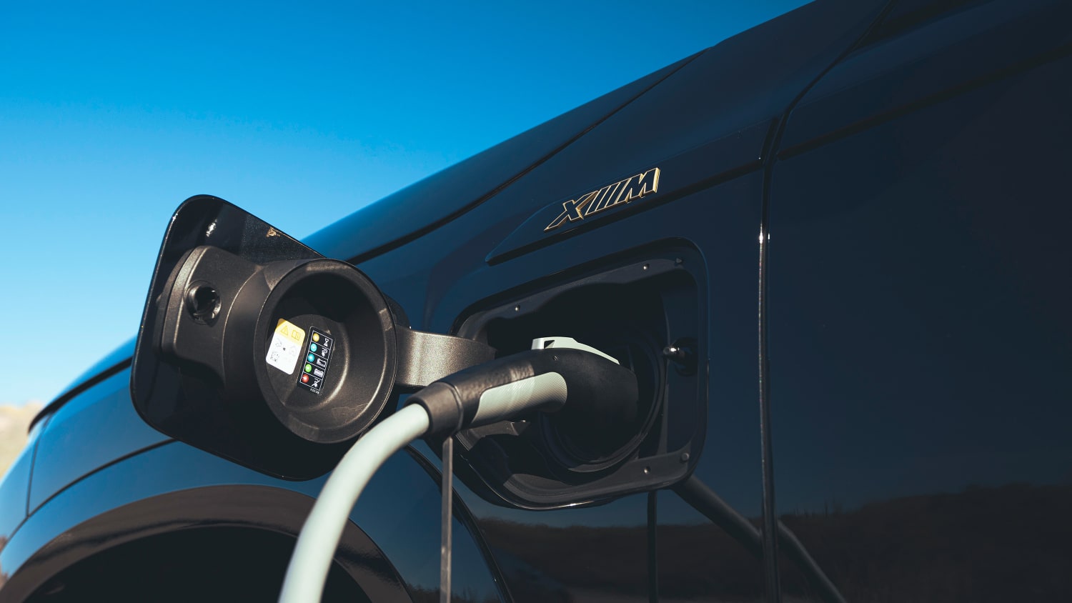 Der neue BMW XM beim Laden
