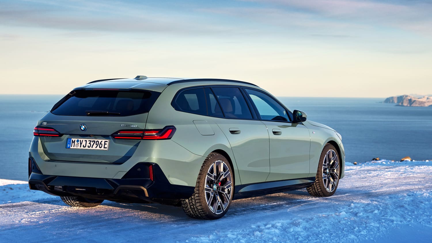 Der BMW i5 schräg von hinten