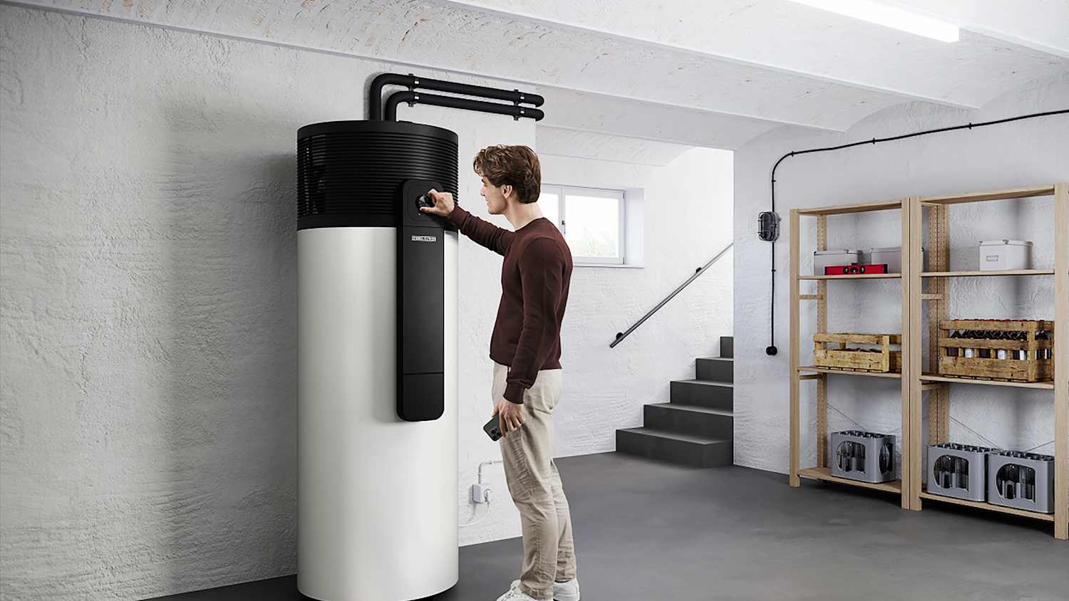 Aufnahme einer Brauchwasserwärmepumpe im Keller eines Wohnhauses der Markte Stiebel Eltron welche von einem Mann bedient wird