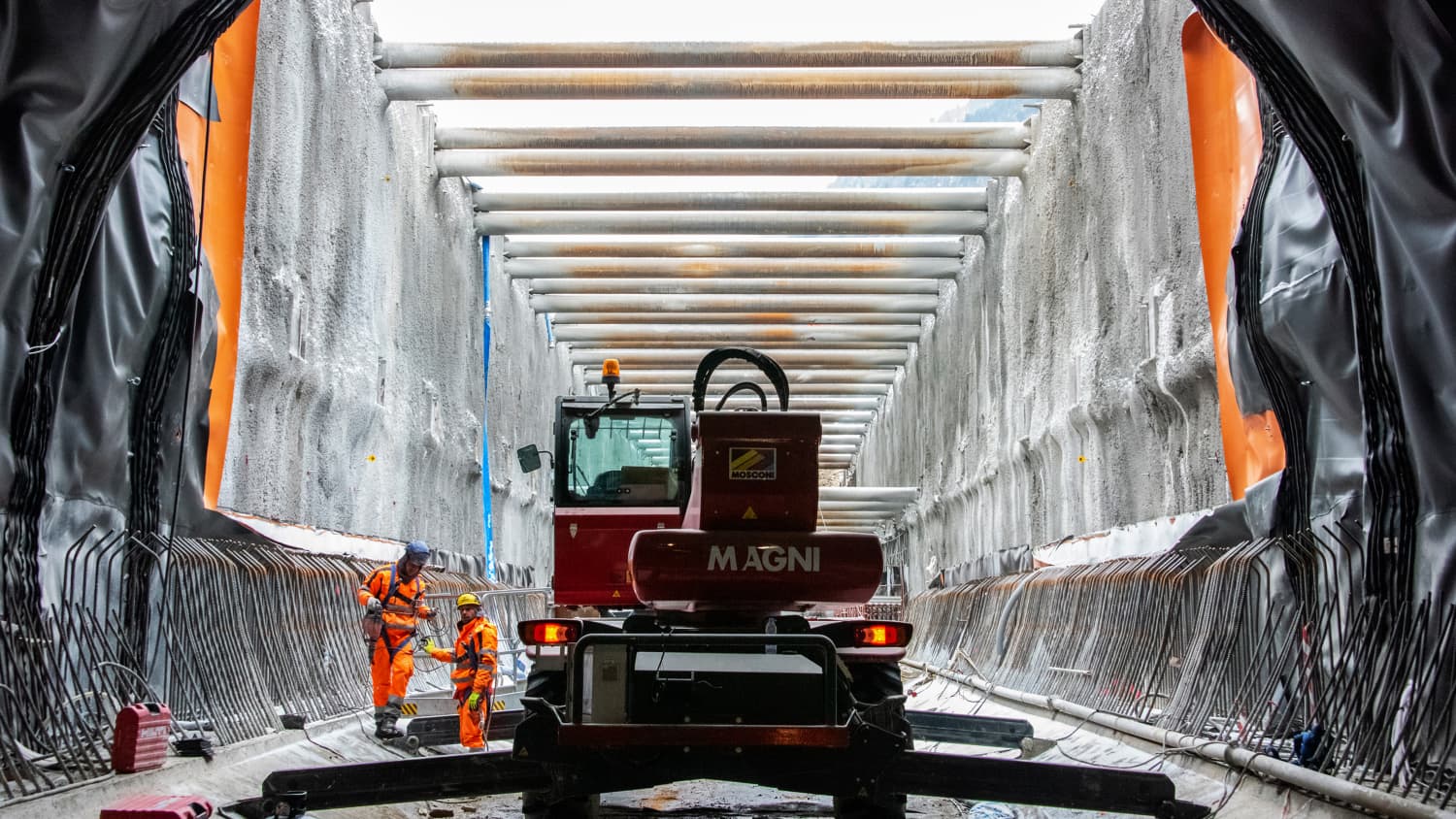 Ein großer Bagger steht auf der Baustelle des Brenner Basistunnels