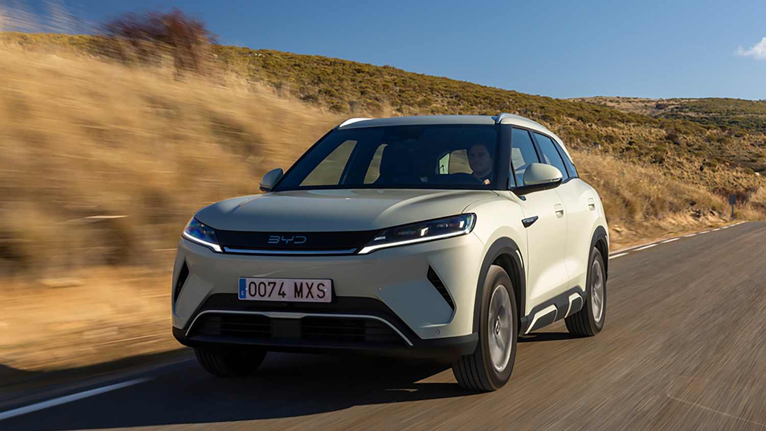 Der BYD Atto 2 fahrend von vorne fotografiert