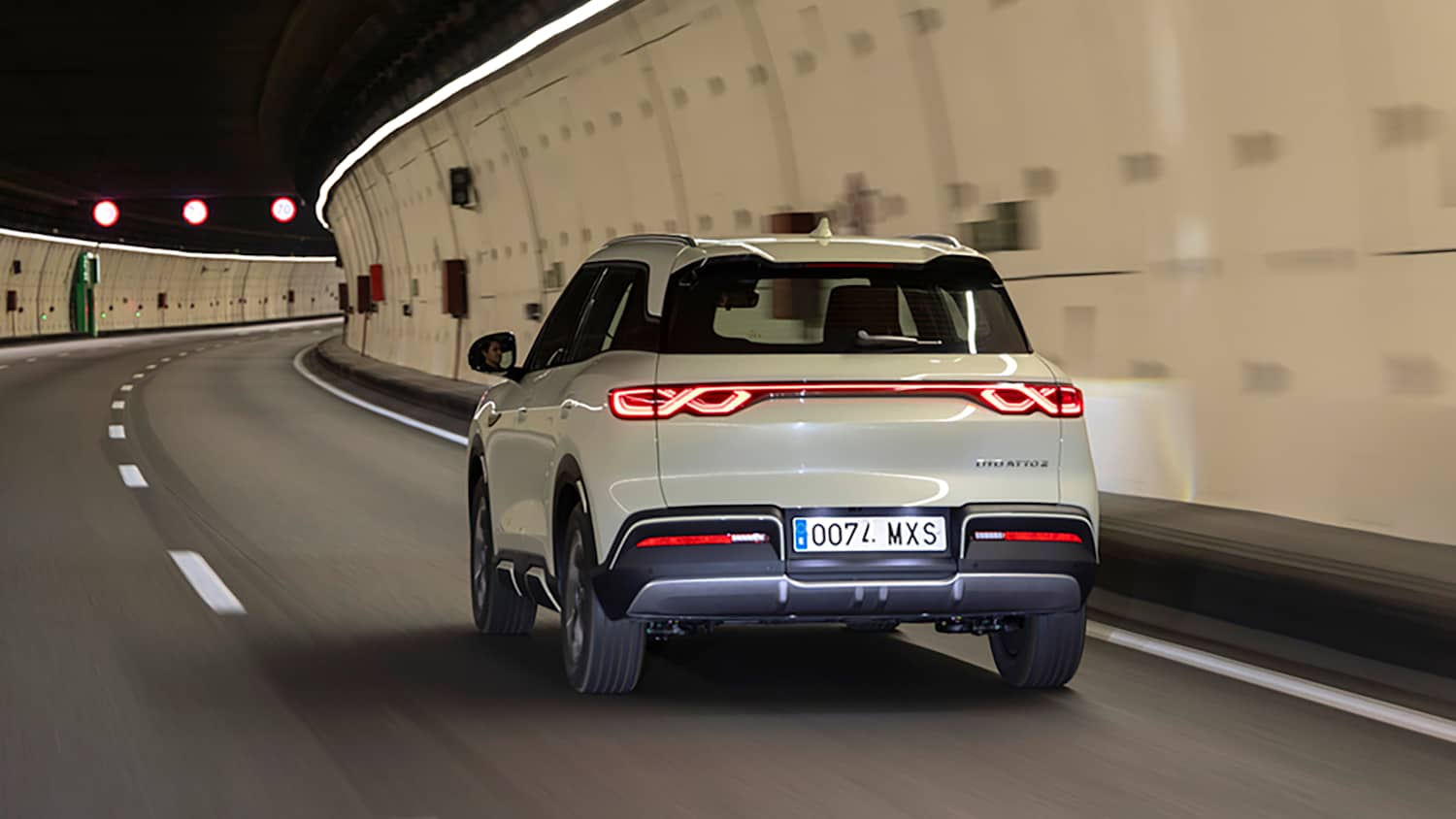 Der BYD Atto 2 fahrend von hinten fotografiert