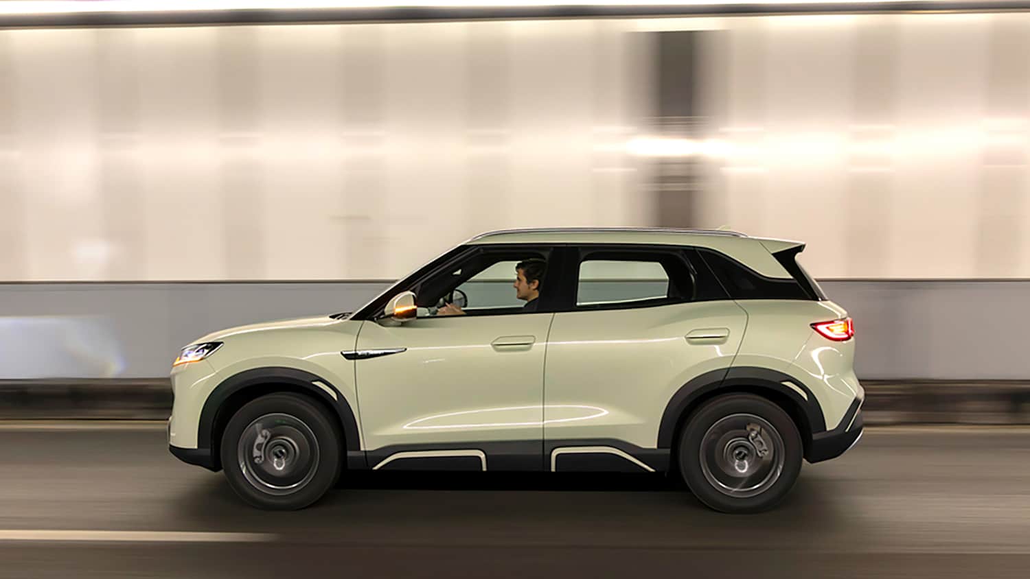 Der BYD Atto 2 fahrend seitlich fotografiert