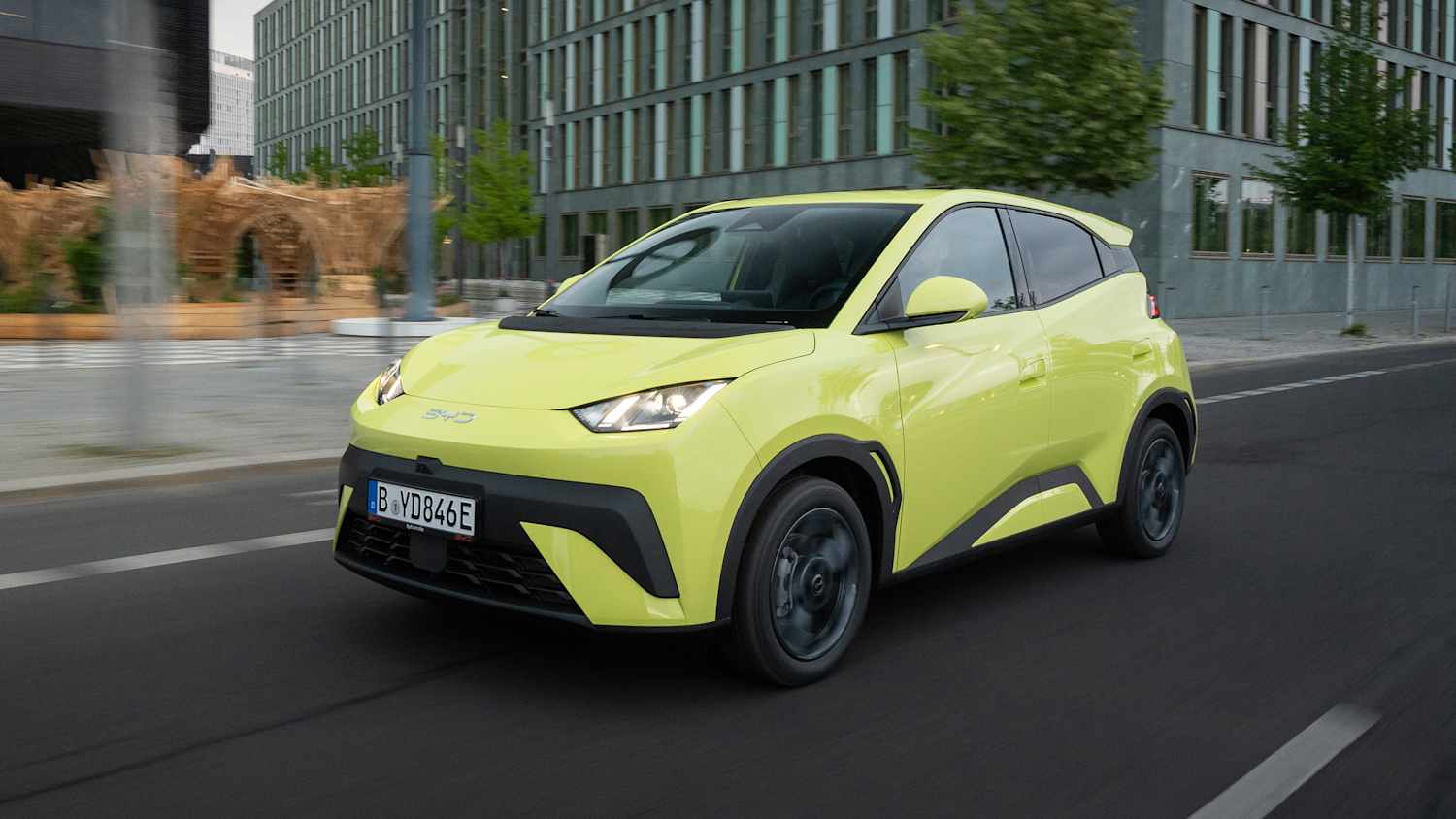 Front und Seitenansicht eines fahrenden BYD Dolphin Surf
