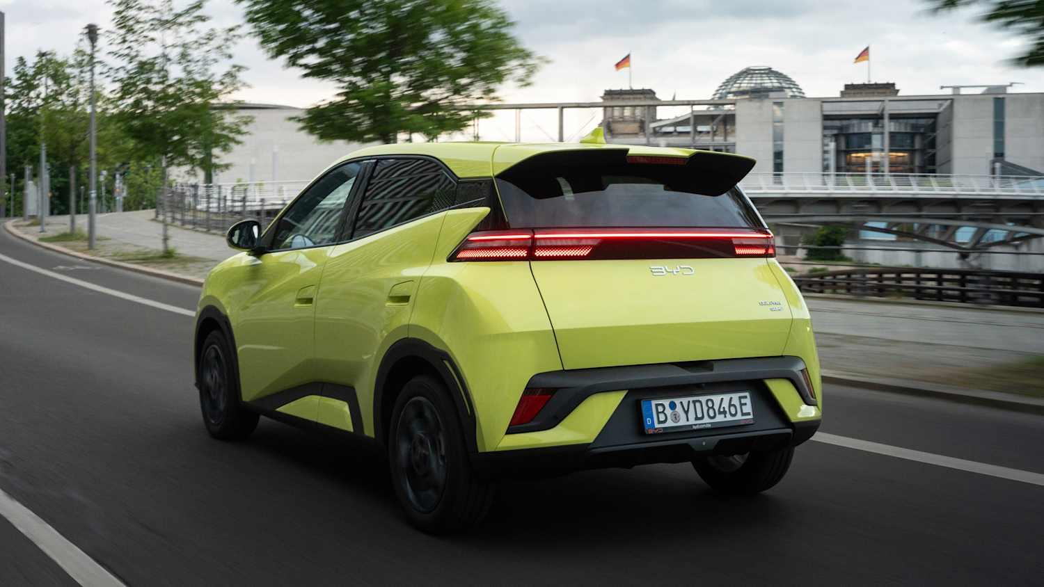Heckansicht eines fahrenden BYD Dolphin Surf