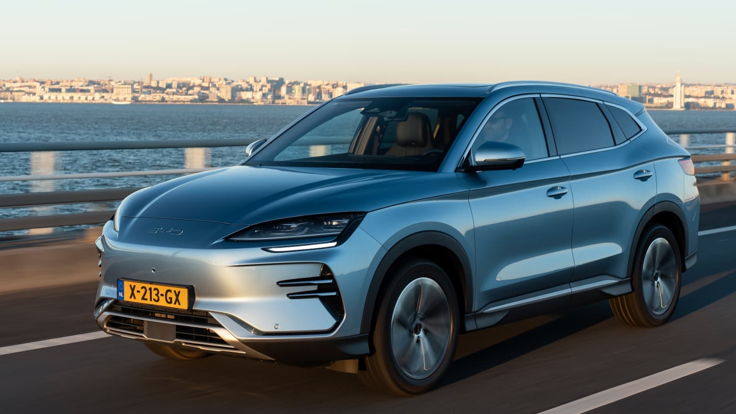 Fahraufnahme des BYD Seal U von vorne