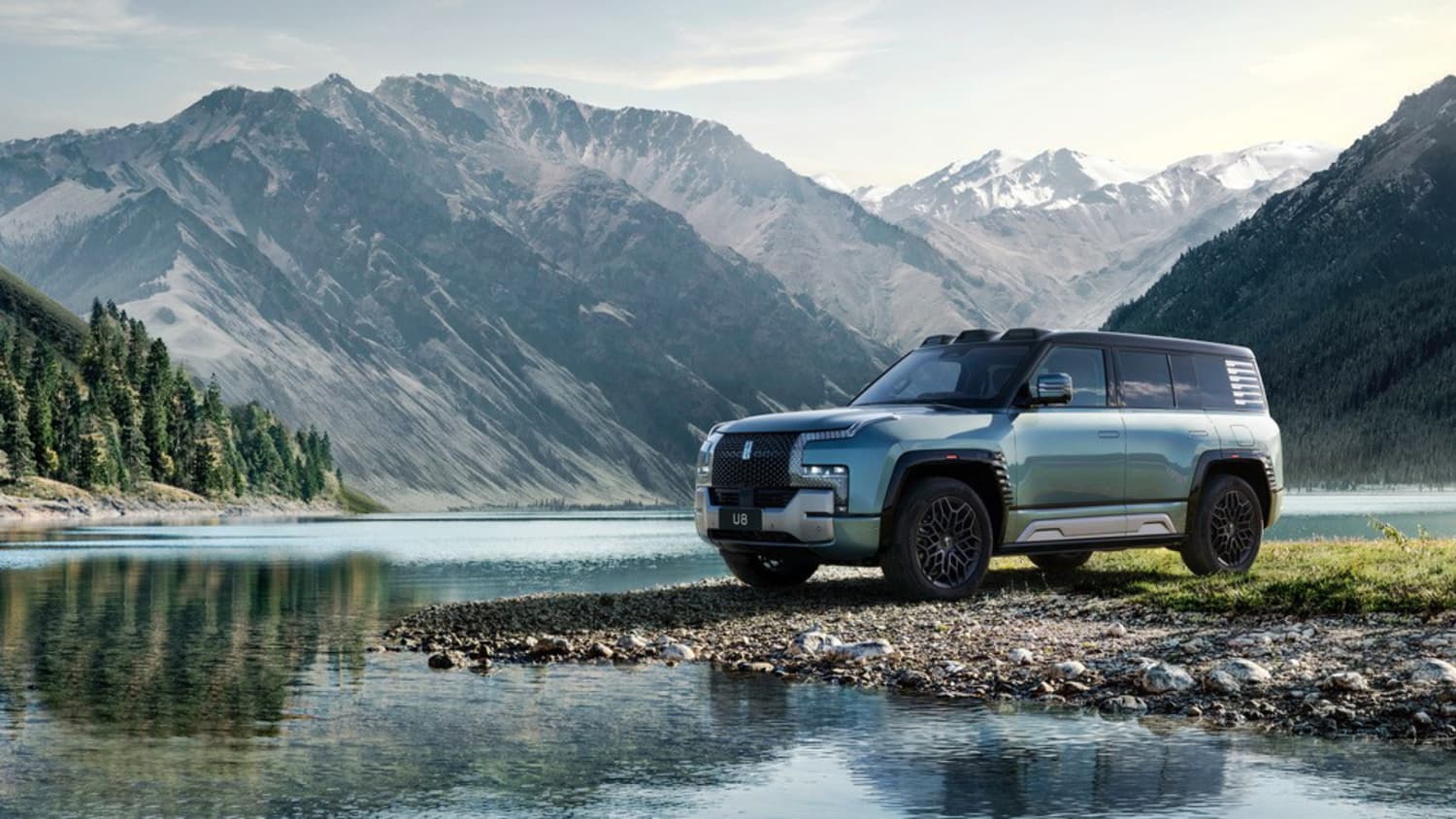 Der BYD Yangwang U8 steht an einem Flussbett