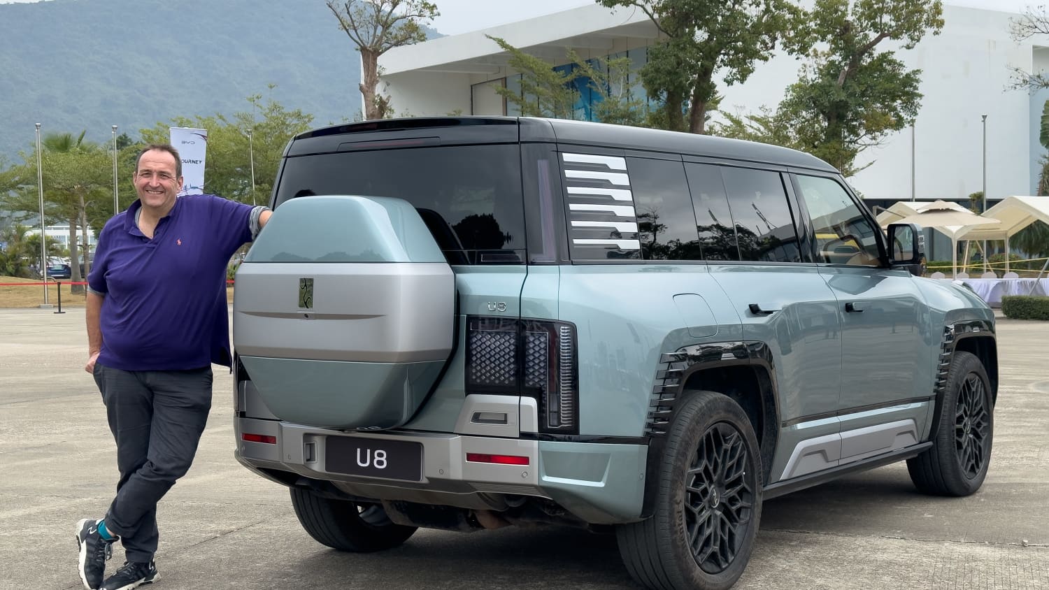 Der BYD Yangwang U8 schräg von hinten