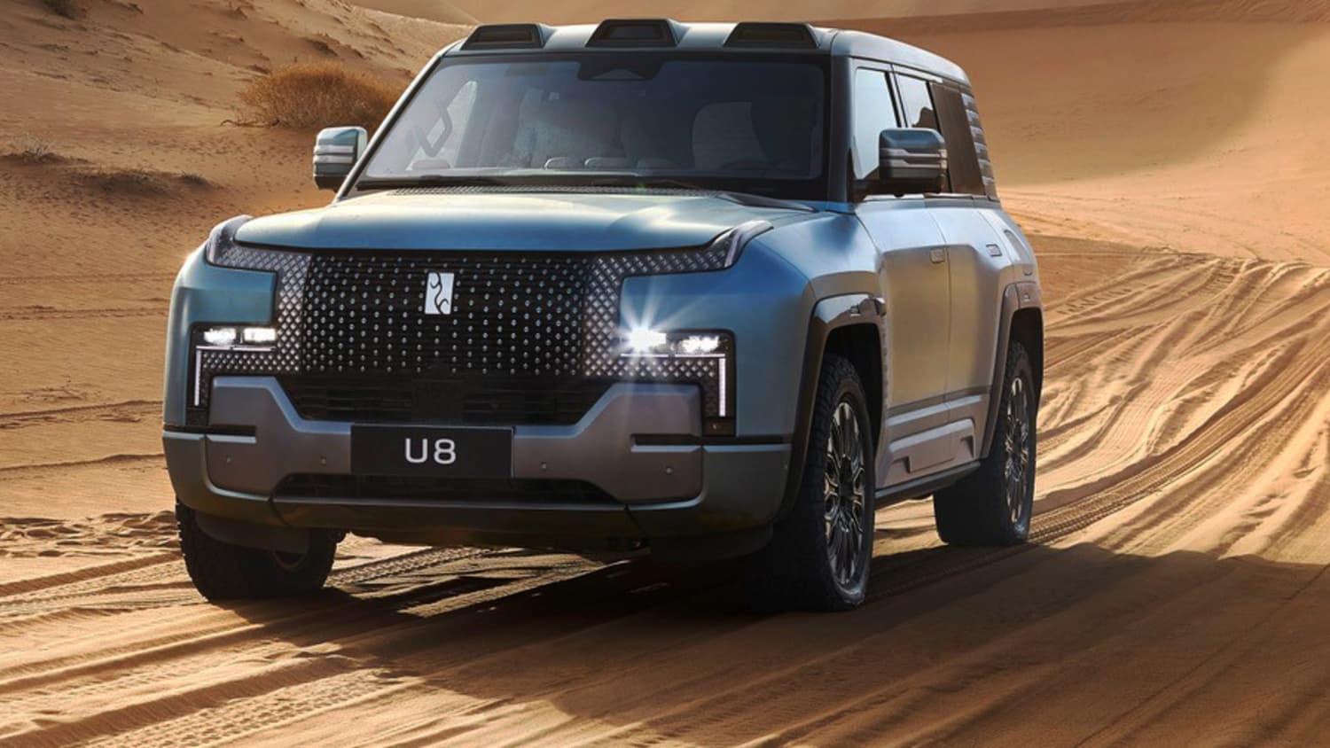 Der BYD Yangwang U8 fährt durch die Wüste