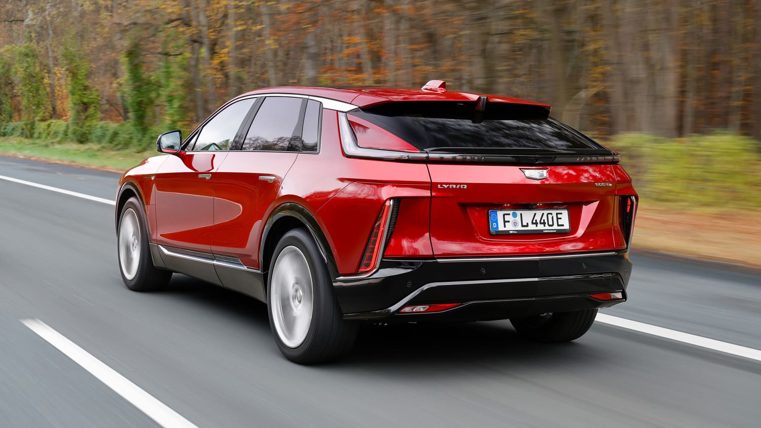 Heckansicht eines fahrenden Cadillac Lyric