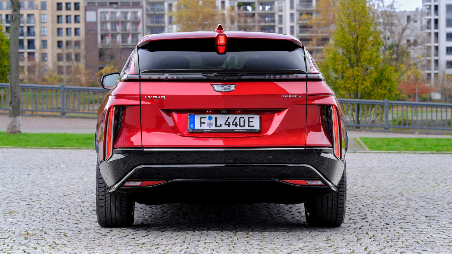 Heckansicht eines stehenden Cadillac Lyric