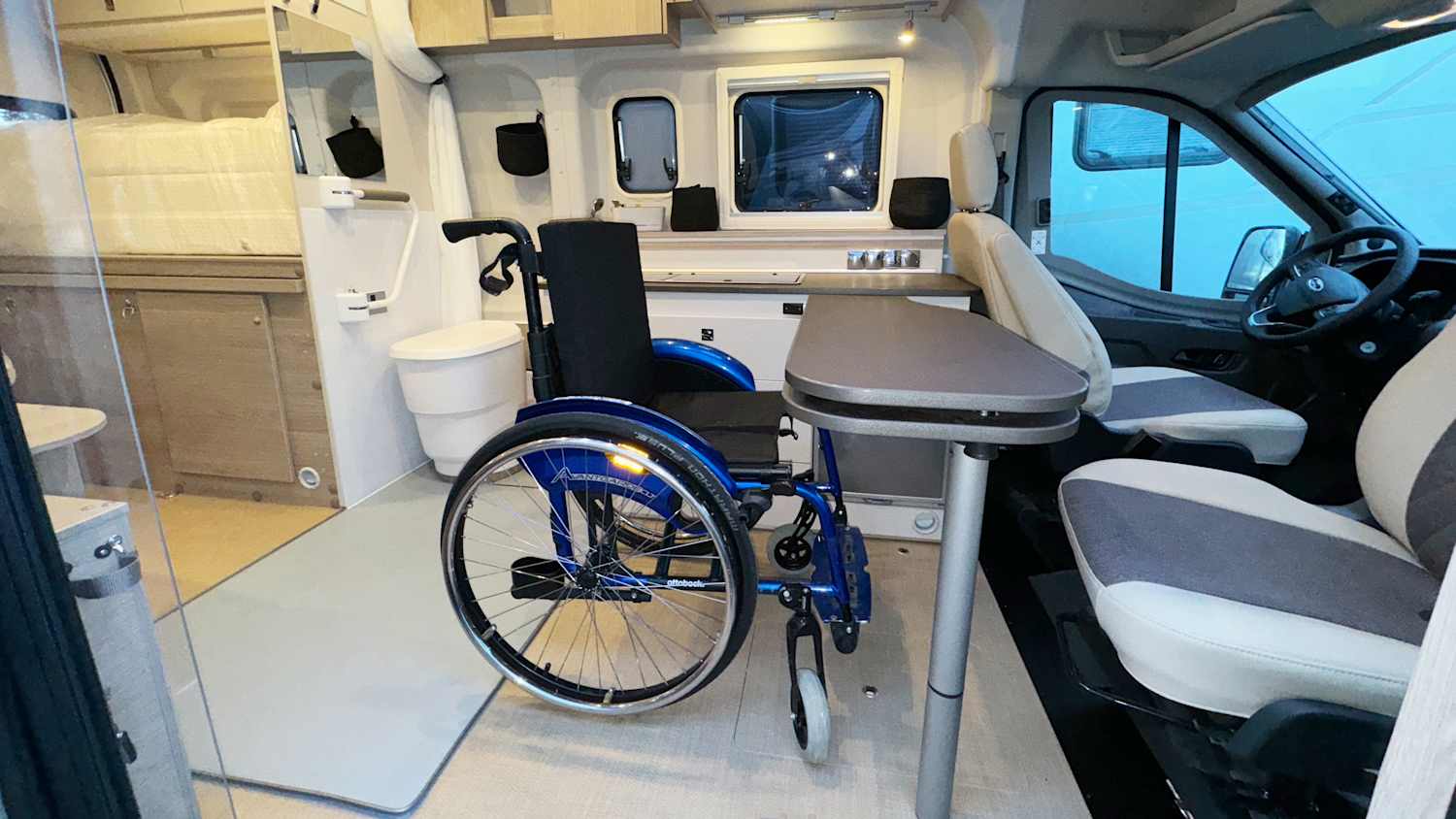 Ein Rollstuh in einem Camper der Firma Brecht