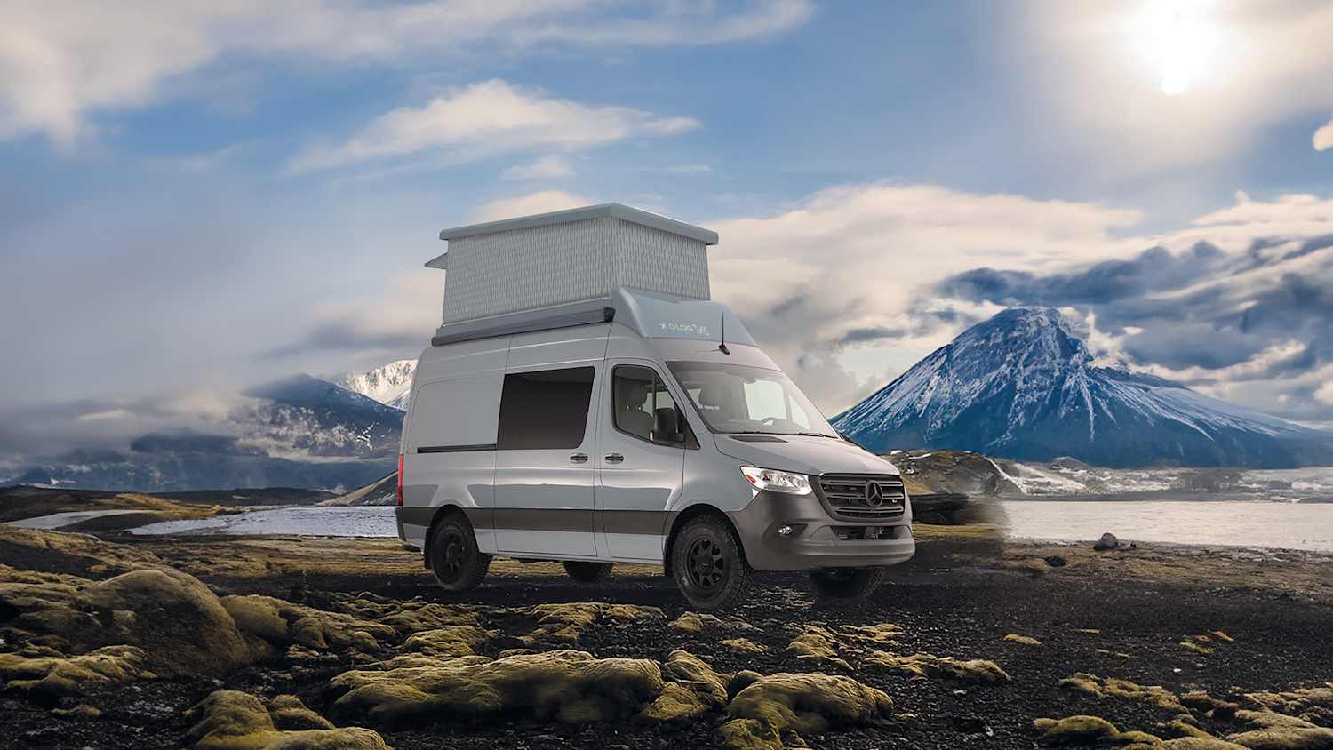 Der Campervan von XGLOO mit aufgeklapptem Dachtzelt