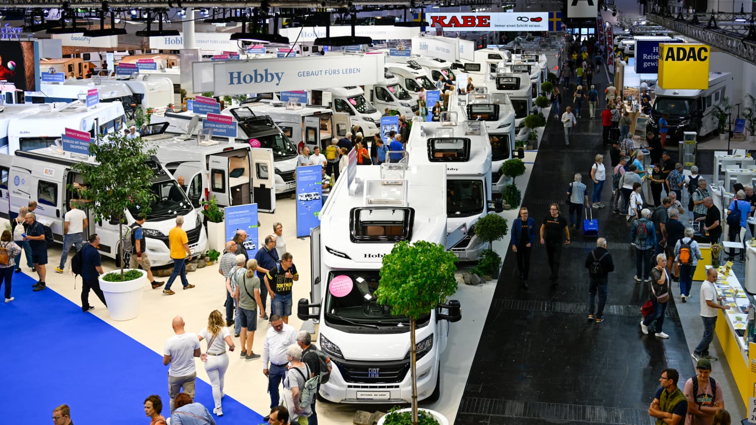 Besucher auf dem Caravan Salon in Düsseldorf