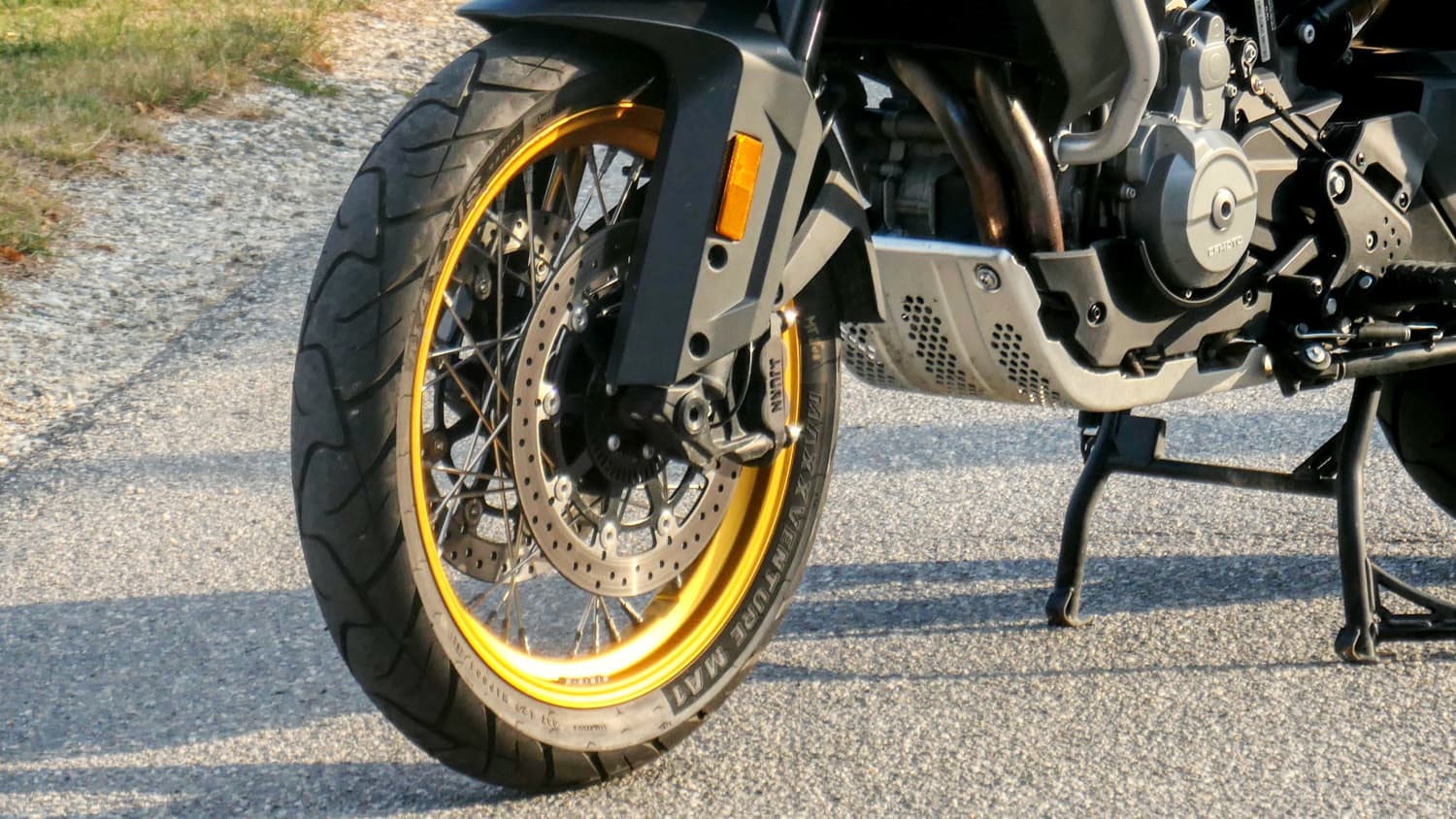 Das Vorderrad einer CF Moto 800MT Touring