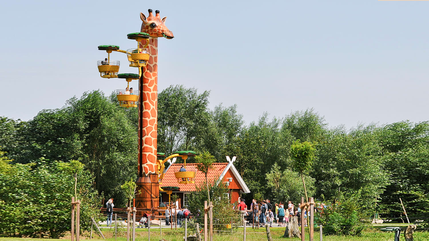 Das Fahrgeschäft Giraffenturm im Jaderpark