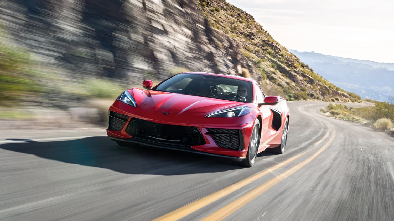 Chevrolet Corvette fahrend auf der Straße