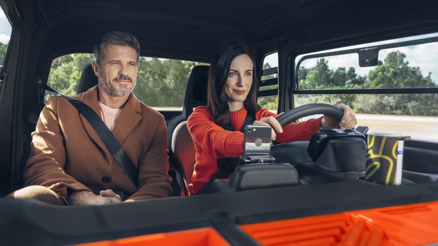 Mann und Frau fahren im Citroen Ami