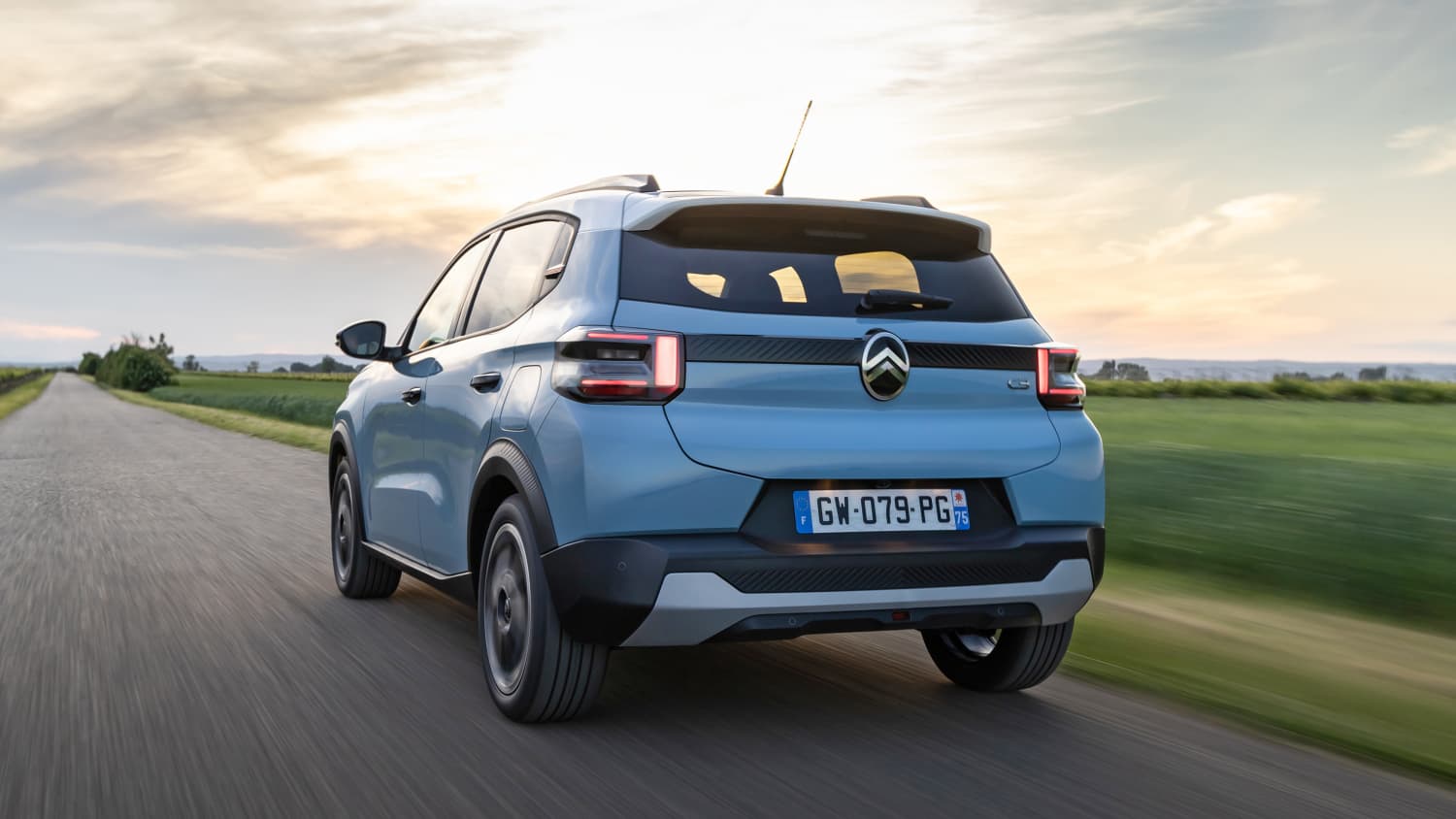 Heckansicht eines fahrenden Citroen C3