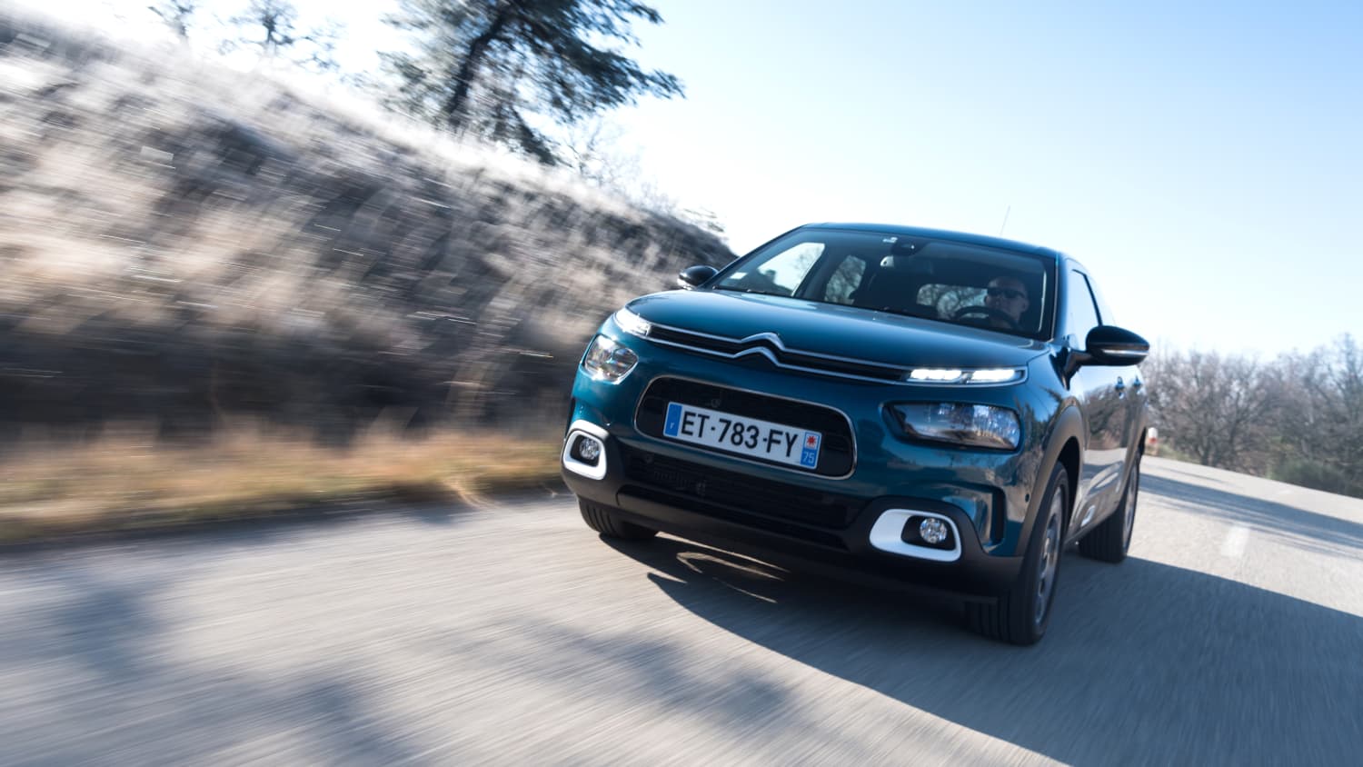 Citroen C4 Cactus fahrend auf der Straße