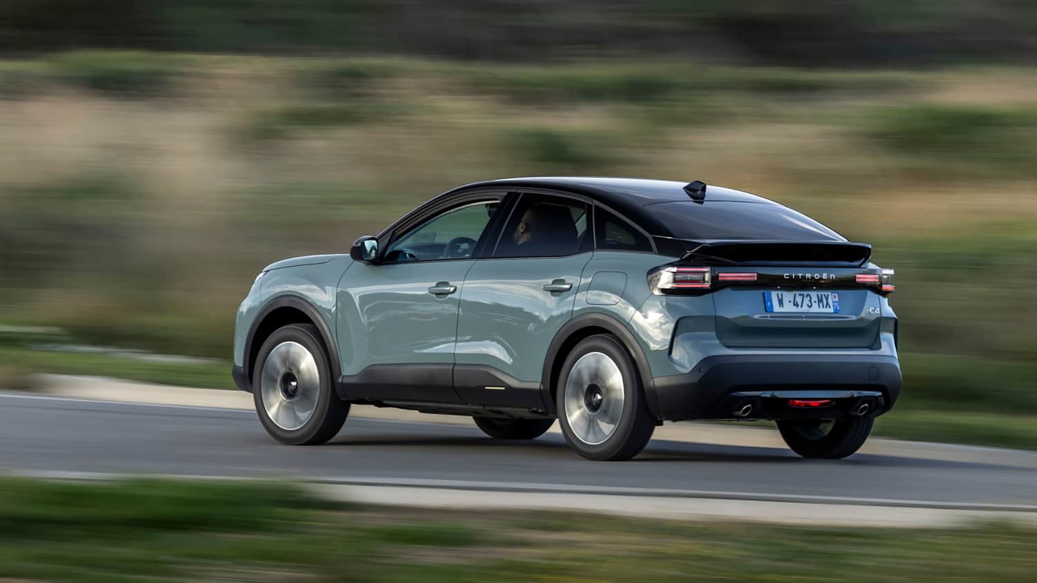 Der neue Citoen C4 Hybrid MAX Manhattan Green in Fahrt auf einer Landstrasse