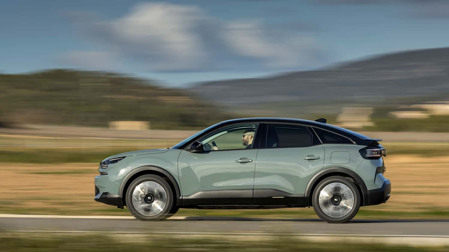 Seitenansicht des neuen Citoen C4 Hybrid MAX Manhattan Green nach dem Faclift im April 2025
