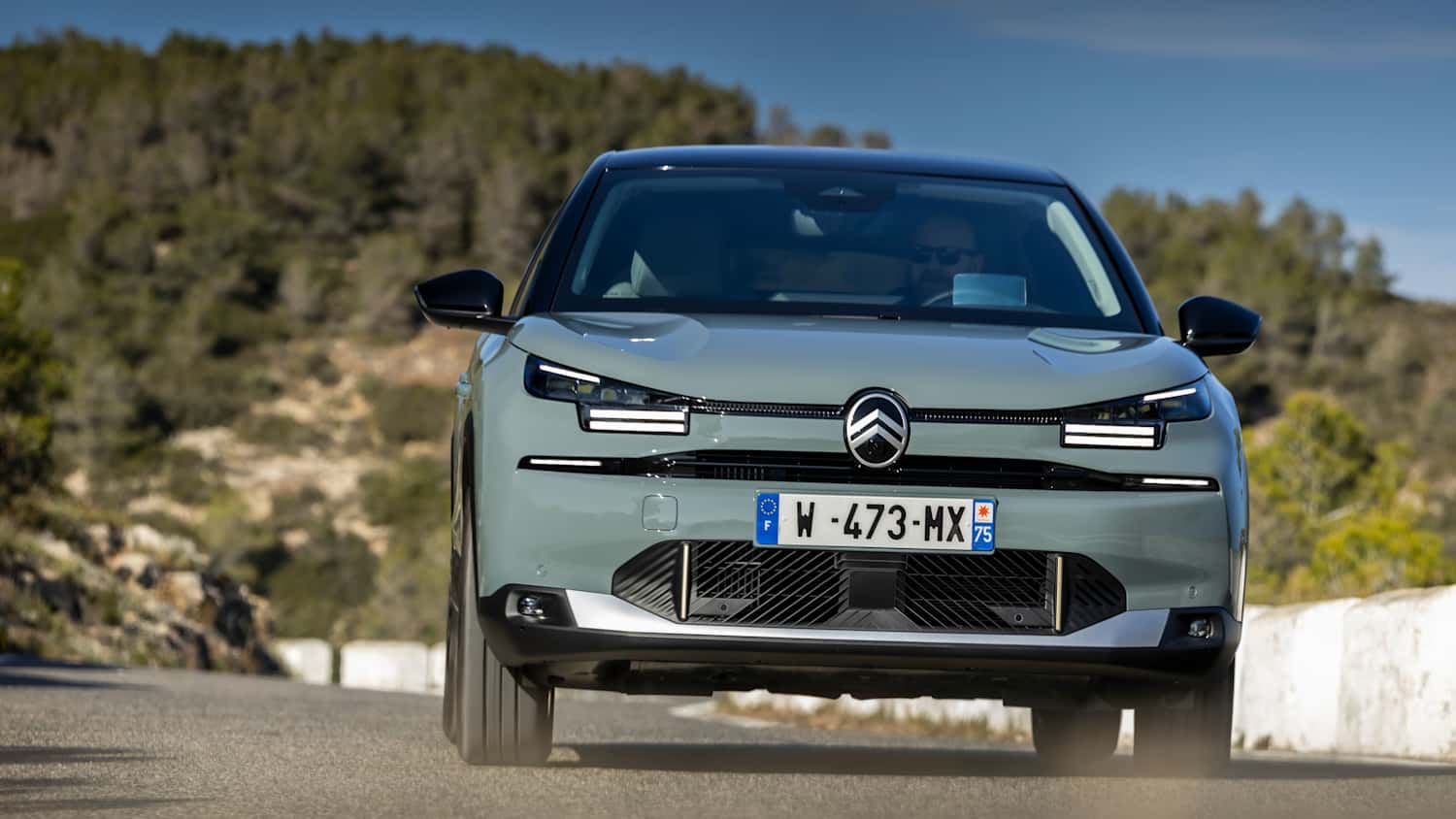 Frontansicht des neuen Citoen C4 Hybrid MAX Manhattan Green nach dem Faclift im April 2025