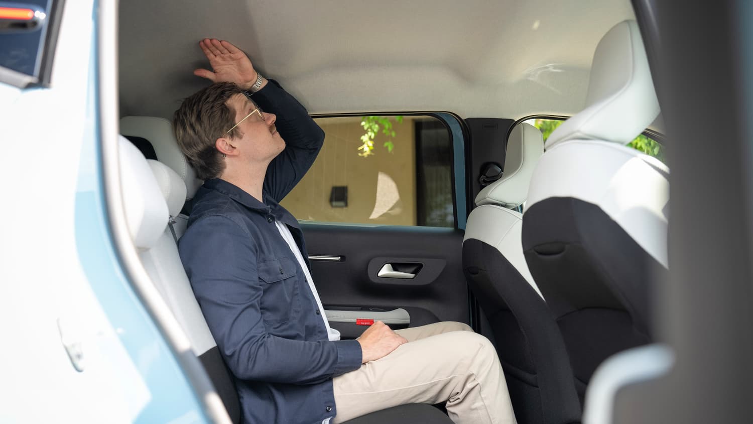 Andreas Huber testet die Sitzhöhe des Citroën e c3