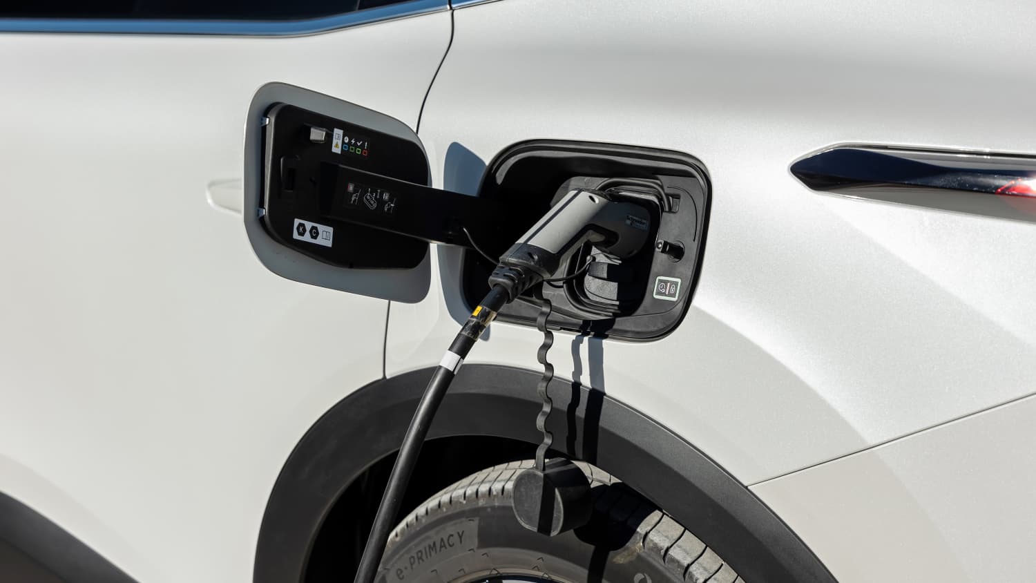 Die Ladevorrichtung des Citroen e-C4X mit Ladekabel