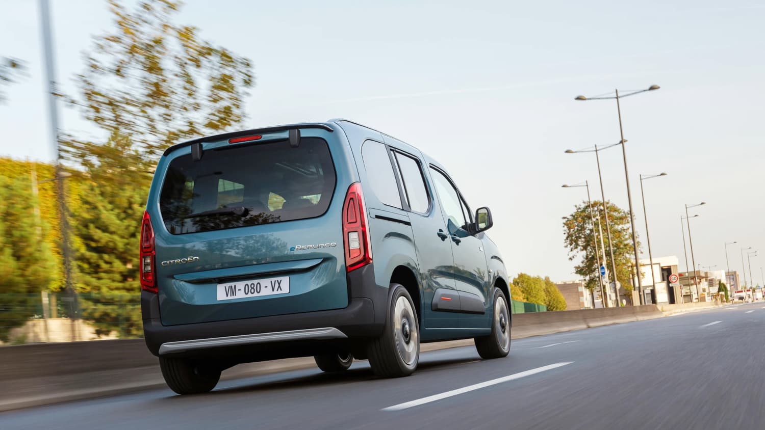 Fahraufnahme des e-berlingo von citroen von hinten
