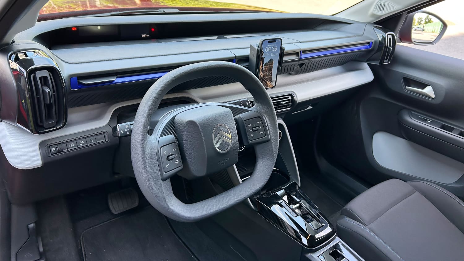 Das Cockpit mit der Handyhalterung des Citroën e c3