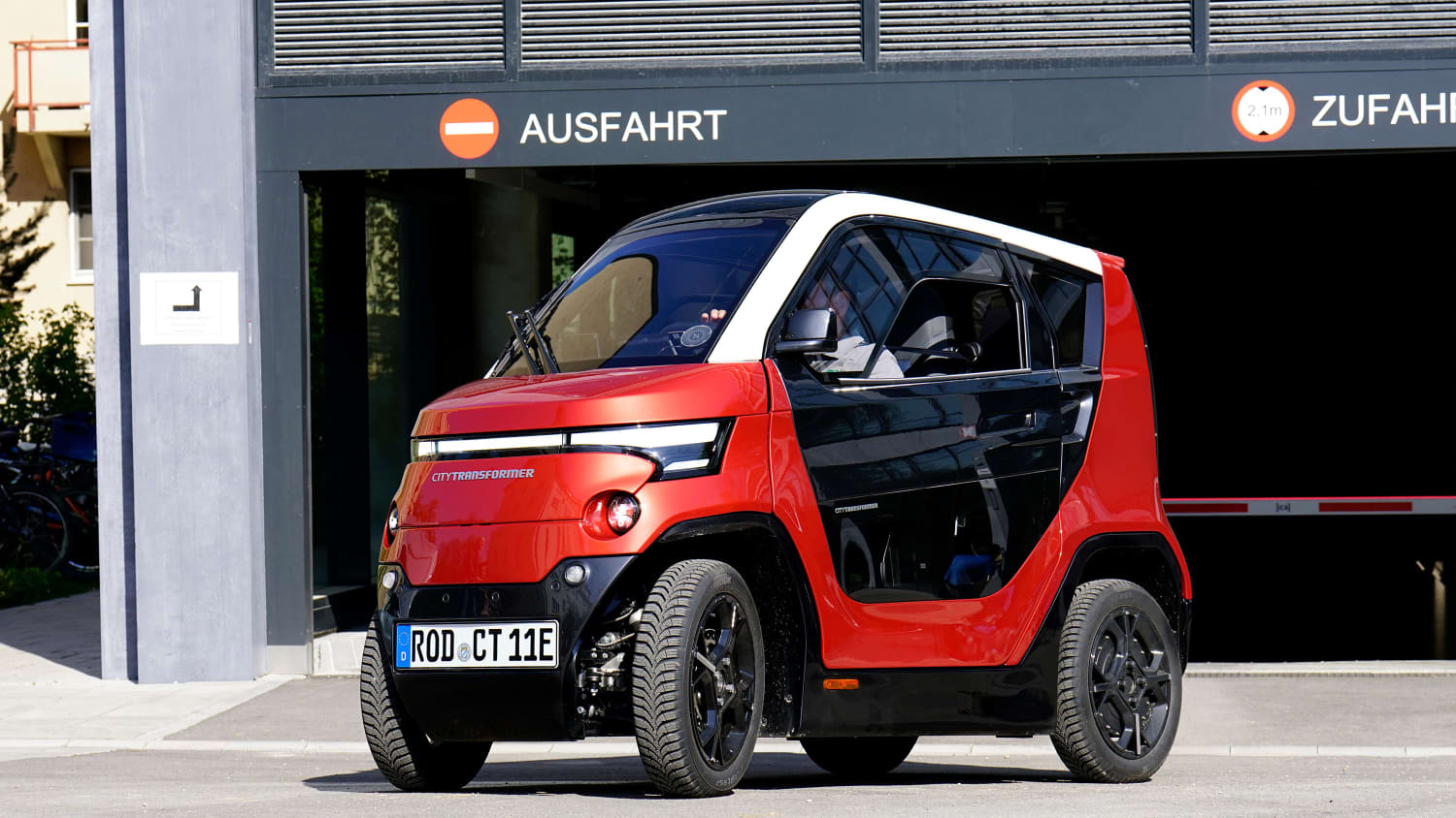 Ein City Transformer Auto steht auf einer Straße