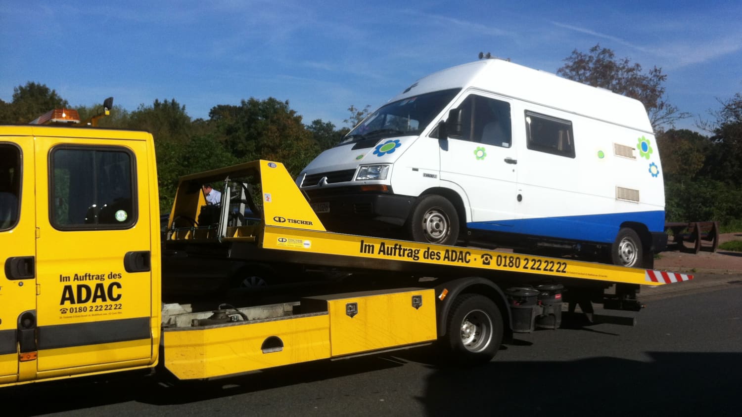 Wohnmobil von Susanne Flachmann auf Reisen wird abgeschleppt vom ADAC-Pannendienst
