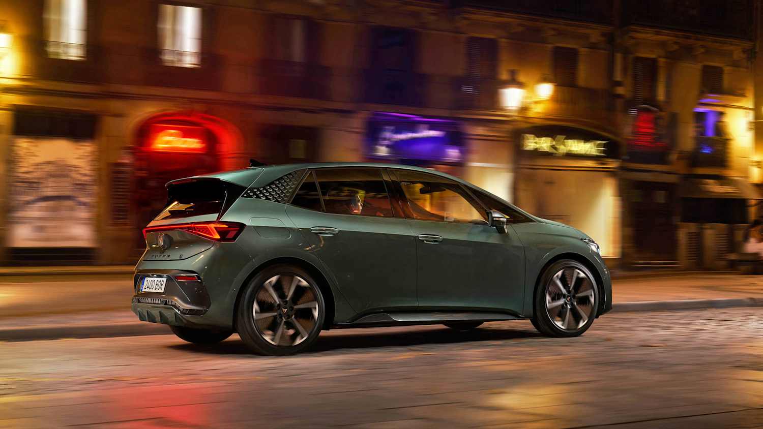 Der neue Cupra Born stehend auf einer Straße bei Nacht